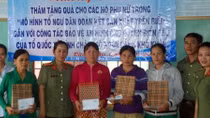 Tặng quà các phụ nữ có chồng tử nạn ở vùng biển Hoàng Sa, Trường Sa