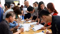 Người dân chen chân đi bổ sung thông tin thuê bao trong ngày cuối