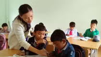 Bám bản vận động học sinh đến trường