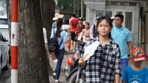 Đi chơi ngày nóng bức, quạt giấy đắt hàng