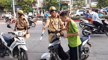 Hà Nội ra quân bảo đảm trật tự ATGT tại khu vực các cổng trường học