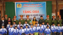 Công an Nghệ An mang áo ấm cho học sinh miền núi