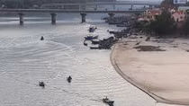 Lặng lẽ bám biển