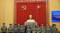 Tiếp nhận học bổng từ Tập đoàn Charm-Vit tặng con thương binh, liệt sỹ CAND