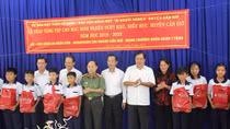 Báo CAND tặng bút, tập vở cho học sinh nghèo vượt khó, huyện đảo Cần Giờ
