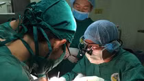 Nối cẳng chân đứt lìa cho một bệnh nhân bị tai nạn lao động