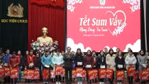 Thứ trưởng Nguyễn Văn Thành tặng quà cho đoàn viên có hoàn cảnh khó khăn