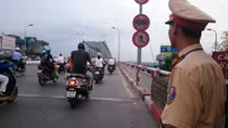 Cảnh sát và người dân kịp cứu cô gái nhảy xuống sông Hồng 