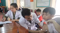 Bệnh viện Công an Nghệ An khám bệnh cho các em học sinh