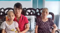 Xót xa cô bé bị cắt chân do mắc bệnh ung thư xương