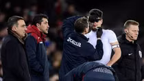 Ăn mừng bàn thắng, cầu thủ Swansea làm vỡ mũi đồng đội