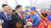 100 đôi uyên ương nhận lời chúc phúc từ Bí thư Đinh La Thăng