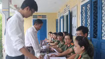 Dành ngày nghỉ cuối tuần để cấp, đổi hộ chiếu cho người dân