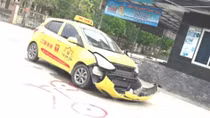 Đấu đầu xe máy, taixi nát đầu