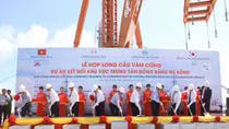 Hợp long cầu Vàm Cống qua sông Hậu