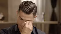 Ronaldo nức nở khi xem hình ảnh của người cha quá cố
