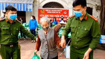 Góp lương ủng hộ người nghèo