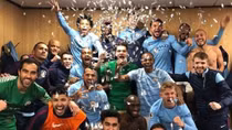 Các cầu thủ ManCity "ăn mừng chiến thắng" ngay trong phòng thay đồ sân Old Trafford
