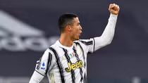 Ronaldo san bằng kỉ lục của Messi, săp đuổi kịp Vua bóng đá Pele