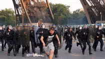 Tháp Eiffel đóng cửa vì bạo loạn