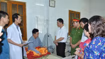 Thăm hỏi quân nhân bị choáng sau 3 ngày đêm bám biển