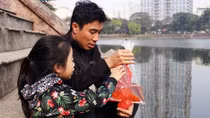 Người dân Thủ đô thả cá vàng sớm tiễn ông Táo về trời