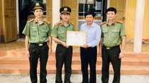 Tặng Bằng khen cho Giám đốc bắt cướp