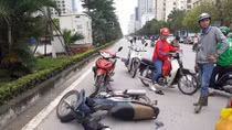 Nam phóng viên phối hợp người dân bắt cướp