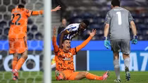 Đòi penalty bất thành, Ronaldo bị đàn em chế giễu
