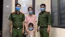 Bé gái đi lạc trong ngày Quốc khánh được Công an phường bàn giao cho gia đình