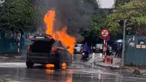 Siêu SUV thể thao BMW cháy trơ khung trên đường Tố Hữu