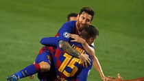 Messi lập siêu phẩm, Barca vào tứ kết đối mặt với Bayern