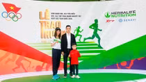 Văn Quyết cùng con trai đi nhận danh hiệu VĐV tiêu biểu
