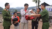 Trao quà cho học sinh và nhân dân vùng cao Thanh Hóa