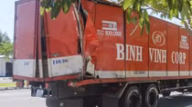 Một tài xế thoát chết sau cú va chạm kinh hoàng