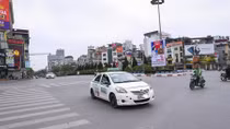 Xe taxi vẫn "tung tăng" trên phố Hà Nội trong ngày đầu cách ly xã hội