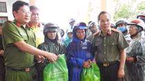 Báo CAND và Công ty NCT3 trao hỗ trợ người dân Quảng Trị bị lũ lụt 