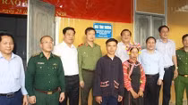 Bàn giao nhà cho hộ nghèo và trao quà tại xã biên giới Bum Tở, huyện Mường Tè