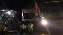 Xe khách mất lái lao vào nhà dân