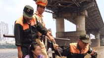 CSGT bơi xuồng cứu phụ nữ nhảy cầu Chương Dương