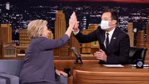 Người dẫn chương trình đeo khẩu trang khi đối thoại với Hilary Clinton