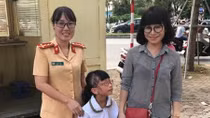 Nữ CSGT giúp em nhỏ lạc đường tìm mẹ