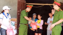 Trường Trung cấp cảnh sát vũ trang giúp người dân Nam Phương Tiến sau lũ