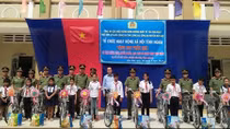 Công an Cửa khẩu Tân Sơn Nhất tặng quà gia đình chính sách và học sinh nghèo 