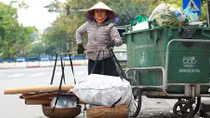 Nhọc nhằn "nghề ve chai" thời COVID-19