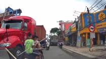 Nghênh ngang cầm dao phóng lợn đi tìm "đối thủ"