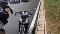 Đập phá xe máy của người đi đường 