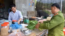 Trưởng Công an xã bám biên ngăn chặn dịch bệnh