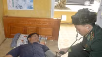 Đồn biên phòng Cát Hải cứu 9 ngư dân bị đắm tàu