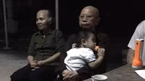 Bé trai bị bỏ trước cổng chùa cùng mẩu giấy “nhờ nuôi đến hết đời”